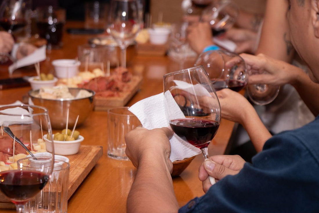 Cata de vino en casa: cómo organizar una cata a ciegas paso a paso