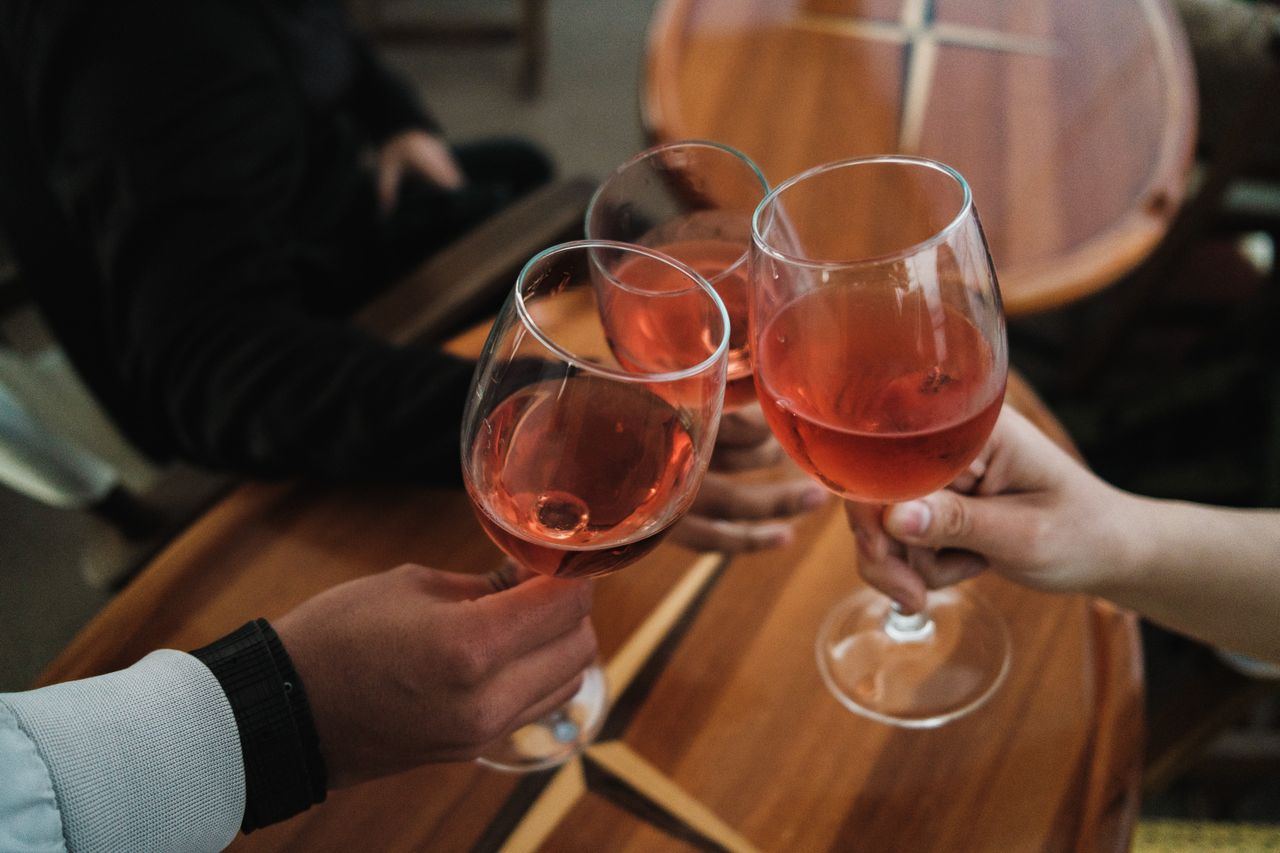 Temperatura del vino: El error más común que arruina una buena botella (y cómo evitarlo)